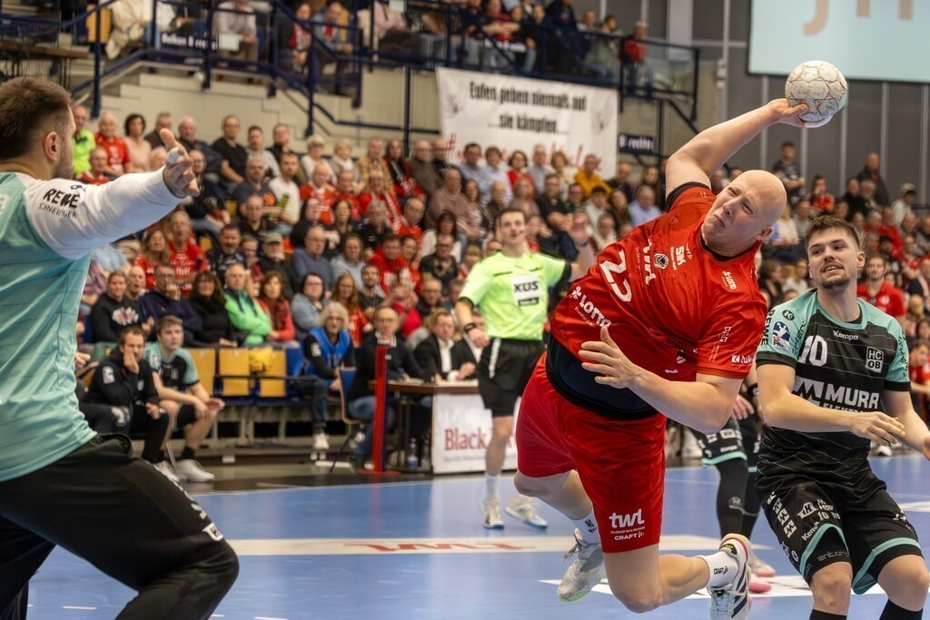 2. HBL (Handball-Bundesliga), Saison 2025/26, 16. Spieltag: Eulen Ludwigshafen gegen HC Oppenweiler/Backnang | 2. HBL (Handball-Bundesliga), Saison 2025/26, 16. Spieltag: Eulen Ludwigshafen gegen HC Oppenweiler/Backnang***Bild: Tor von Lars Röller (23, Ludwigshafen) - Realisiert mit Pictrs.com