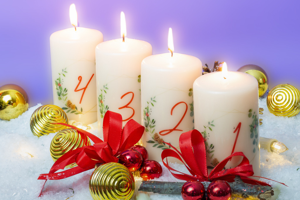 Grüße zum Advent: Adventskerzen mit weihnachtlicher Dekoration  | Grüße zum Advent: Adventskerzen mit weihnachtlicher Dekoration  - Realisiert mit Pictrs.com