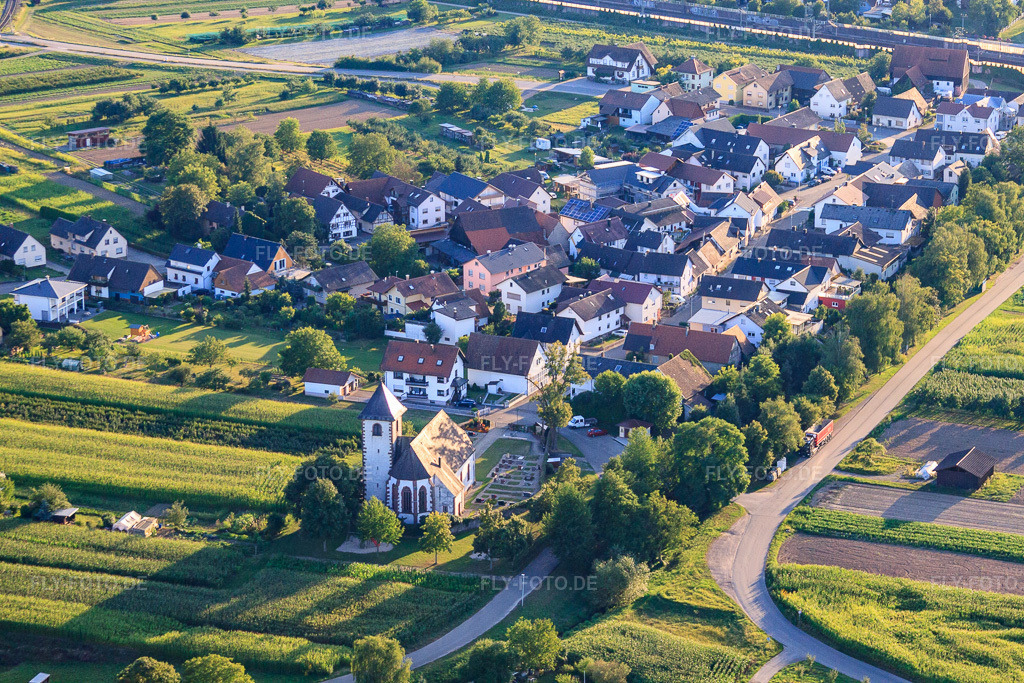 Luftbild: Wallfahrtskirche St. Martin im Ortsteil Zimmern im Ortsteil Urloffen in Appenweier im Bundesland Baden-Württemberg in Deutschland. Foto: IMG_59286.jpg vom 15.08.2013 durch Werner Riehm/FLY-FOTO.deAuflösung des Originals: 4752 x 3168 px