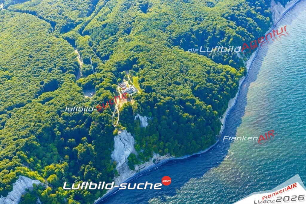 Klassische Luftaufnahme ohne Drohne zeigt:Königsstuhl Kreidefelsen bei Sassnitz - Die Luftbildaufnahme wurde 2025 vom UL-Flugzeug heraus erstellt ( keine Drohnenaufnahme ) - Hochauflösende Luftaufnahme -Nicht vergleichbar mit Google Maps oder Satelittenbilder- Die Geschenkidee !Mit Lizenz und Bildrechte bestellbar