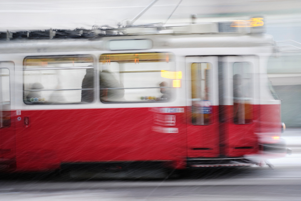 schnelle fahrende Strassenbahn | Wien, Austria - December 09, 2021: schnelle fahrende 25er Strassenbahn in Floridsdorf. - Realisiert mit Pictrs.com