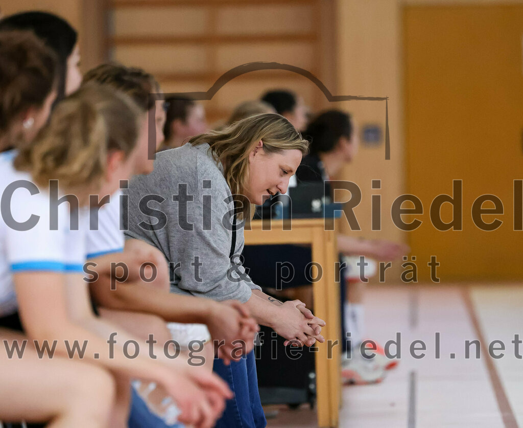 2023-03-18_049_SpVgg_Altenerding_II_gegen_HSG_Freising-Neufahrn_II | Erding, Deutschland, 18.03.2023:
Handball, Bezirksliga Frauen Altbayern 2022 / 2023, 14. Spieltag, SpVgg Altenerding II gegen HSG Freising-Neufahrn II, Endergebnis: 25:27

Trainerin Manuela Schuhbauer (HSG Freising-Neufahrn)

Foto: Christian Riedel / fotografie-riedel.net