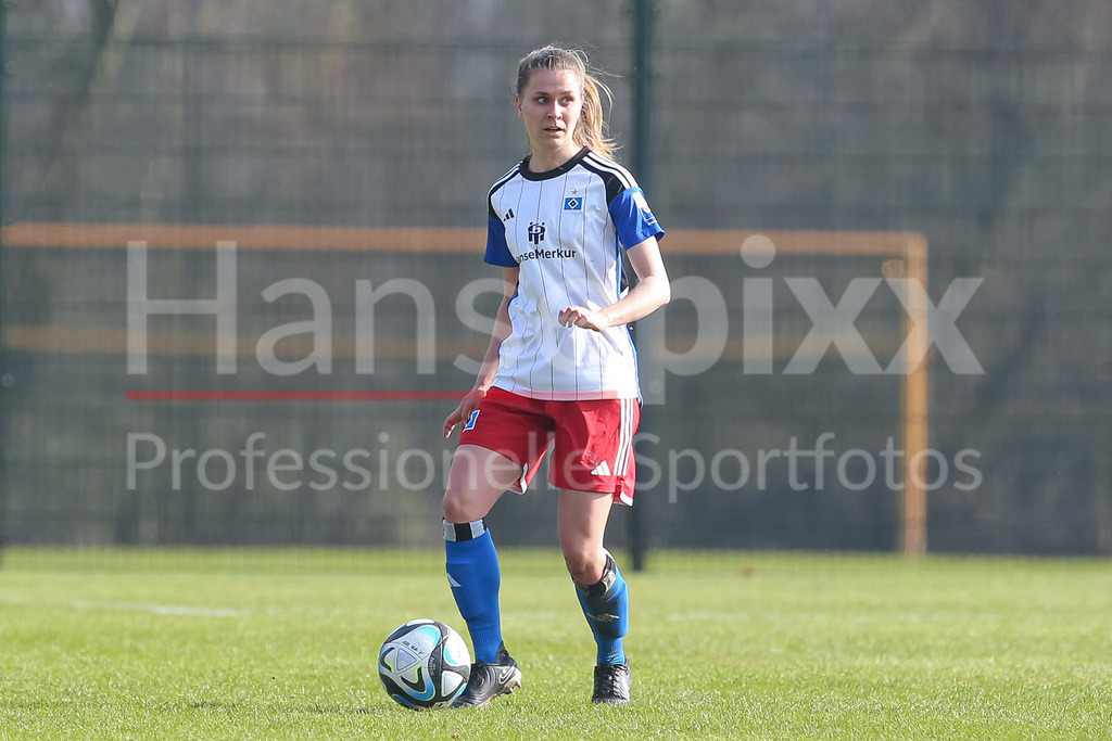 Fussball, 2. Frauen-Bundesliga, Hamburger SV - Eintracht Frankfurt II | v.li.: Jana Braun (Hamburger SV, 15) am Ball, Freisteller, Einzelbild, Ganzkörper, Aktion, Action, Spielszene, DIE DFB-RICHTLINIEN UNTERSAGEN JEGLICHE NUTZUNG VON FOTOS ALS SEQUENZBILDER UND/ODER VIDEOÄHNLICHE FOTOSTRECKEN. DFB REGULATIONS PROHIBIT ANY USE OF PHOTOGRAPHS AS IMAGE SEQUENCES AND/OR QUASI-VIDEO.