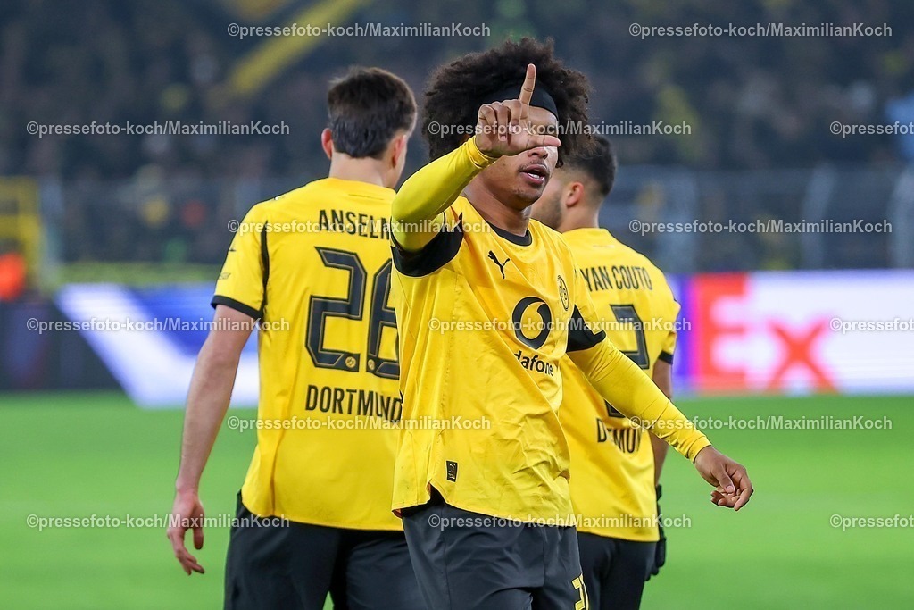 UCL25112501099 | 25.11.2025, Fußball, UEFA Champions League, Borussia Dortmund - FC Villarreal, BVB Stadion, 5. Spieltag, Saison 2025 2026: Torjubel nach dem Tor zum 3:0 durch Torschütze Karim Adeyemi (BVB #27)    Regulations prohibit any use of photographs as image sequences and or quasi-video.