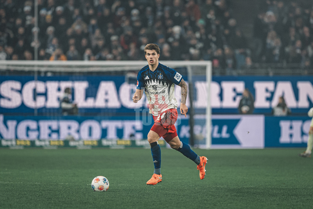 Fußball | Männer | Saison 2025/2026 | 1. Fußball-Bundesliga | 13. Spieltag | Hamburger SV vs. SV Werder Bremen | 07.12.2025 | Luka Vuskovic (#44, HSV) am Ball