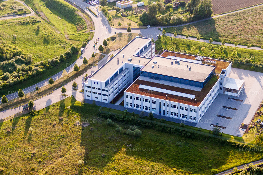 Luftbild: Bürogebäude des Verwaltungs- und Geschäftshauses der Physik Instrumente (PI) GmbH & Co. KG an der A8 im Ortsteil Palmbach im Ortsteil Stupferich in Karlsruhe im Bundesland Baden-Württemberg in Deutschland. Foto: IMG_27566.jpg vom 23.05.2010 durch Werner Riehm/FLY-FOTO.de