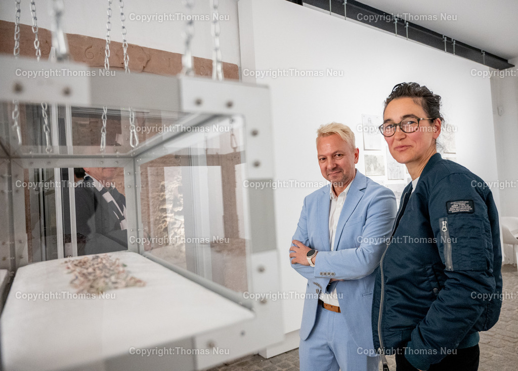 Museum-Bensheim-Ausstellung-Tipping-Points-Fotografie-Thomas-Neu-42 | bbe, Museum bensheim, Das Ausstellungsprojekt Tipping Points -Studierende der Hochschule für Gestaltung Offenbach ,,Das Projekt wurde im Lehrgebiet Zeichnung (Nadine Fecht) initiiert und in Kooperation mit dem Museum Bensheim sowie lehrgebietsübergreifend mit dem Kommunikationsdesign realisiert., hier mit Museumsleiter Dr. Jan Christoph Breitwieser, .,Bild: THomas Neu