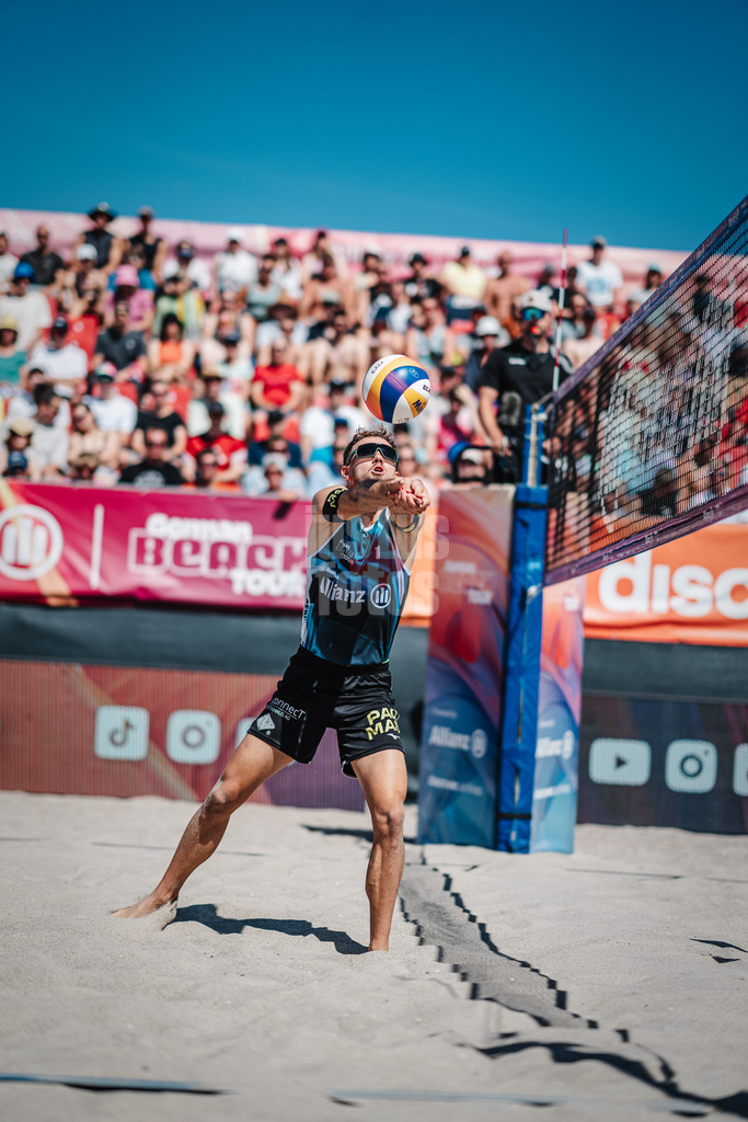 Beachvolleyball | Männer | Allianz German Beach Tour 2024 | Tourstop Kühlungsborn | 11.08.2024 | Jonas Sagstetter spielt den Ball