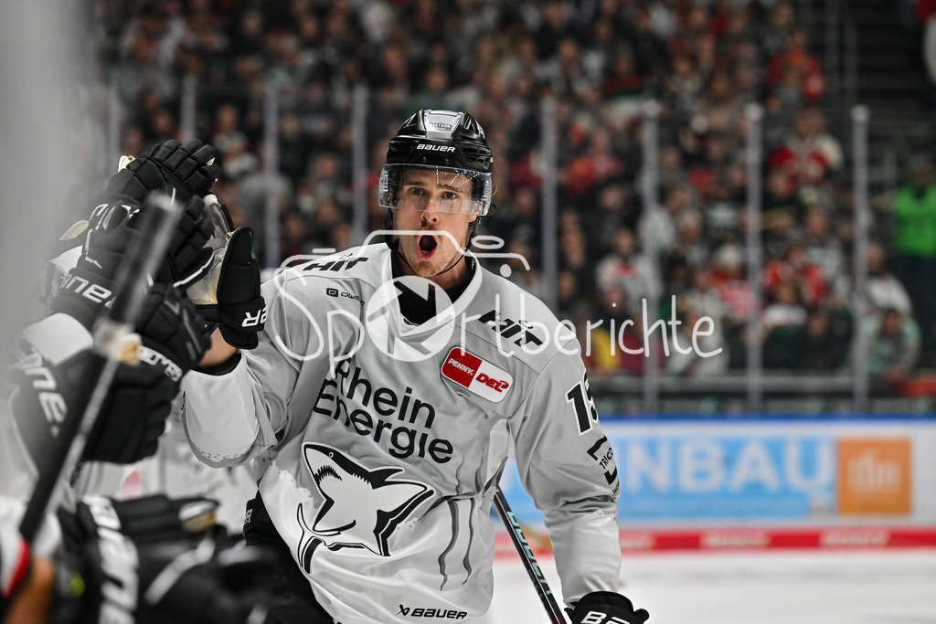 Augsburger Panther - Kölner Haie | Jubel der Haie nach dem Treffer zum 2-4 durch Louis-Marc AUBRY (Koelner Haie #15)  / Tor / Torschuetze / Freude / happy / DEL: Augsburger Panther - Kölner Haie, Curt Frenzel Stadion am 29.09.2024