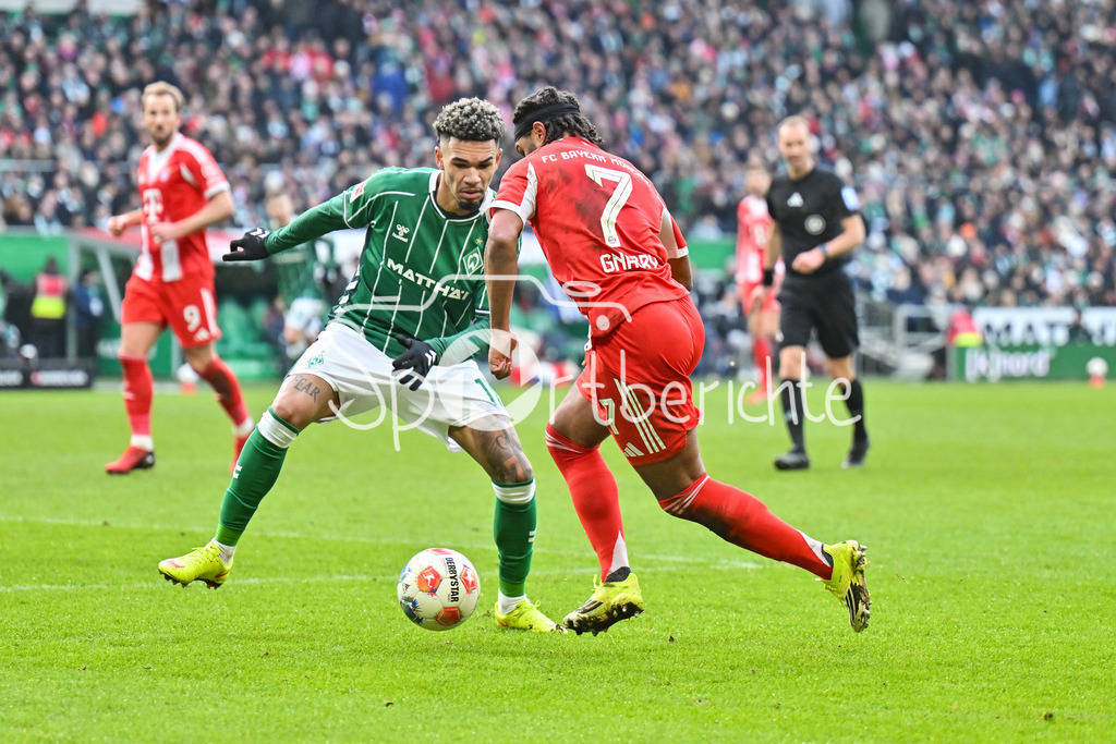 SV Werder Bremen - FC Bayern München | BREMEN, GERMANY - 14. FEBRUARY: im Duell Justin NJINMAH (SV Werder Bremen 11) und Serge GNABRY (FC Bayern Munich 7) während dem Bundesligamatch zwischen dem SV Werder Bremen und dem FC Bayern München am 22. Spieltag im Weserstadion / DFL REGULATIONS PROHIBIT ANY USE OF PHOTOGRAPHS AS IMAGE SEQUENCES AND/OR QUASI-VIDEO