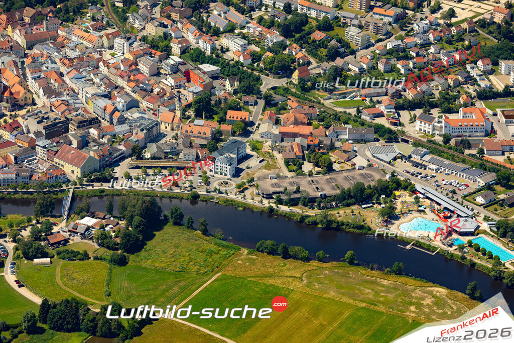 Das Luftbild der Stadt Cham wurde 2022 vom Flugzeug heraus erstellt (keine Drohnen-Aufnahmen) Aufnahmehöhe ca.450 Meter- hohe Bildauflösung und Druck-Qualität. Garantiert!