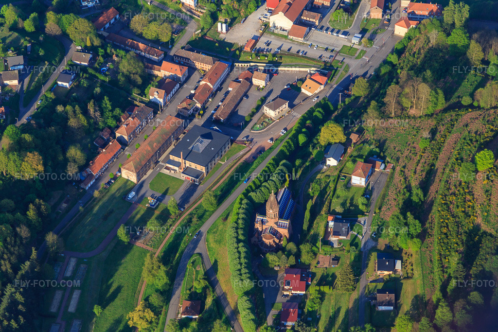 Aerial view: Post office and town hall in the village center in Saint-Louis-lès-Bitche in the state Moselle, France. – Photo: IMG_145776.jpg taken on 04/30/2025 by Werner Riehm/FLY-FOTO.com – Resolution of the original: 5472 x 3648 px