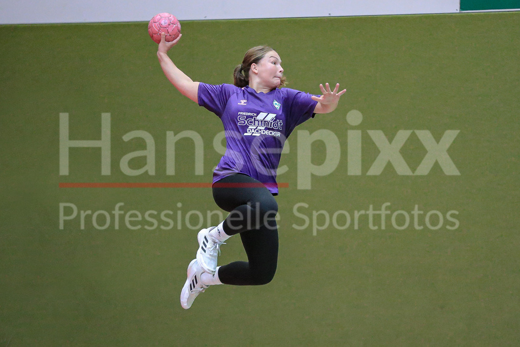 Handball, 2. Bundesliga Frauen, Training SV Werder Bremen | v.li.: Madita Probst (SV Werder Bremen, 10) beim Wurf, am Ball, Spielszene, Aktion, Action