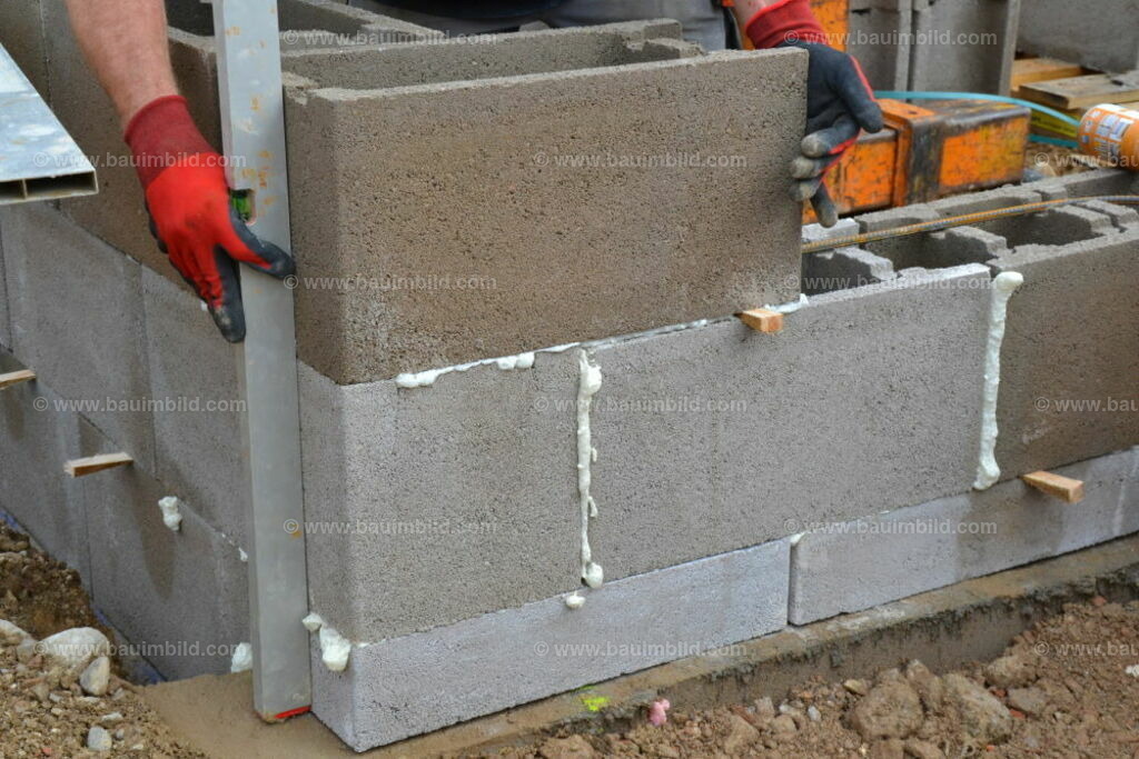 bib-lg07-mauerarbeiten-0092 | Nach LV-Leistungsgruppen sortierte Detailfotos über den Bau eines Hauses. Alle Hausbau-Bilder direkt vom Urheber und Autor der Website Haus-Selber-Bauen.com