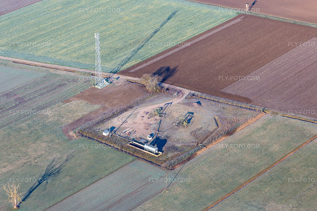 Aerial view: Tank and pump for oil extraction in the Rhine plain in Niederlauterbach in the state Bas-Rhin, France.Photo: IMG_124063.jpg taken on 01/11/2021 by Werner Riehm/FLY-FOTO.comResolution of the original: 4872 x 3248 px
