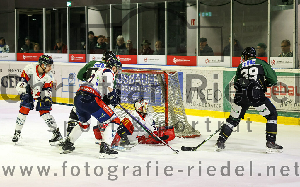 2023-02-19_127_TSV_Erding_gegen_VfE_Ulm-Neu-Ulm | Erding, Deutschland, 19.02.2023:
Eishockey, Bayernliga Meisterrunde Gruppe B 2022 / 2023, 5. Spieltag, TSV Erding gegen VfE Ulm/Neu-Ulm, Endergebnis: 

Mark Waldhausen (Erding Gladiators, #27), Daniel Krzizok (Erding Gladiators, #18), Simon Klinger (VfE Ulm/Neu-Ulm e. V., #67), Torwart David Heckenberger (VfE Ulm/Neu-Ulm e. V., #3), Thomas Plihal (Erding Gladiators, #39)

Foto: Christian Riedel / fotografie-riedel.net