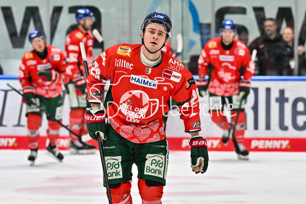 Augsburger Panther - ERC Ingolstadt | AUGSBURG, GERMANY - 12. DECEMBER: Jubel der Hausherren nach dem Treffer zum 3-2 durch Alexander BLANK (Augsburger Panther 26) / Tor / Torschuetze / Freude / Happy / während dem Match zwischen den Augsburger Panthern und dem ERC Ingolstadt am 27. Spieltag der Penny DEL im Curt Frenzel Stadion