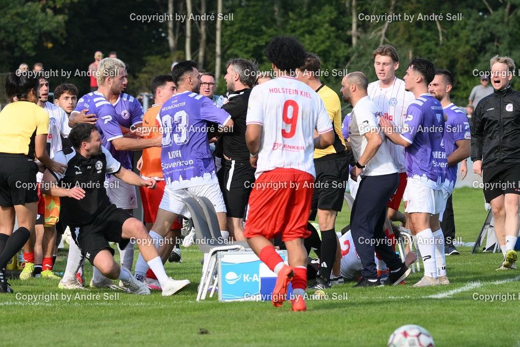 VfR Neumünster vs Holstein Kiel II | Rudelbildung nach Check von Jan Lippegaus (VfR #3) vs Mätthi Meyer (Holstein #3) / Fußball-Oberliga Männer 2026/2027 / VfR Neumünster vs Holstein Kiel II / Grümmi-Arena / Neumünster / 27.09.26 - Realisiert mit Pictrs.com