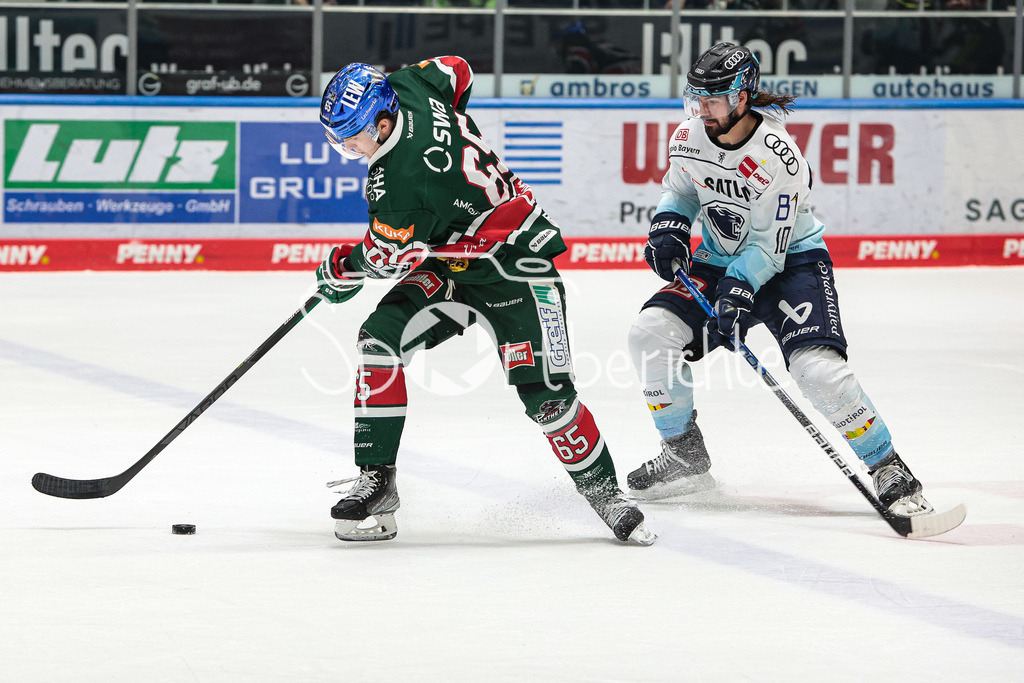 Augsburger Panther - ERC Ingolstadt | Nikals LAENGER (AEV #65) im Duell mit Mirko HOEFFLIN (ING #10)