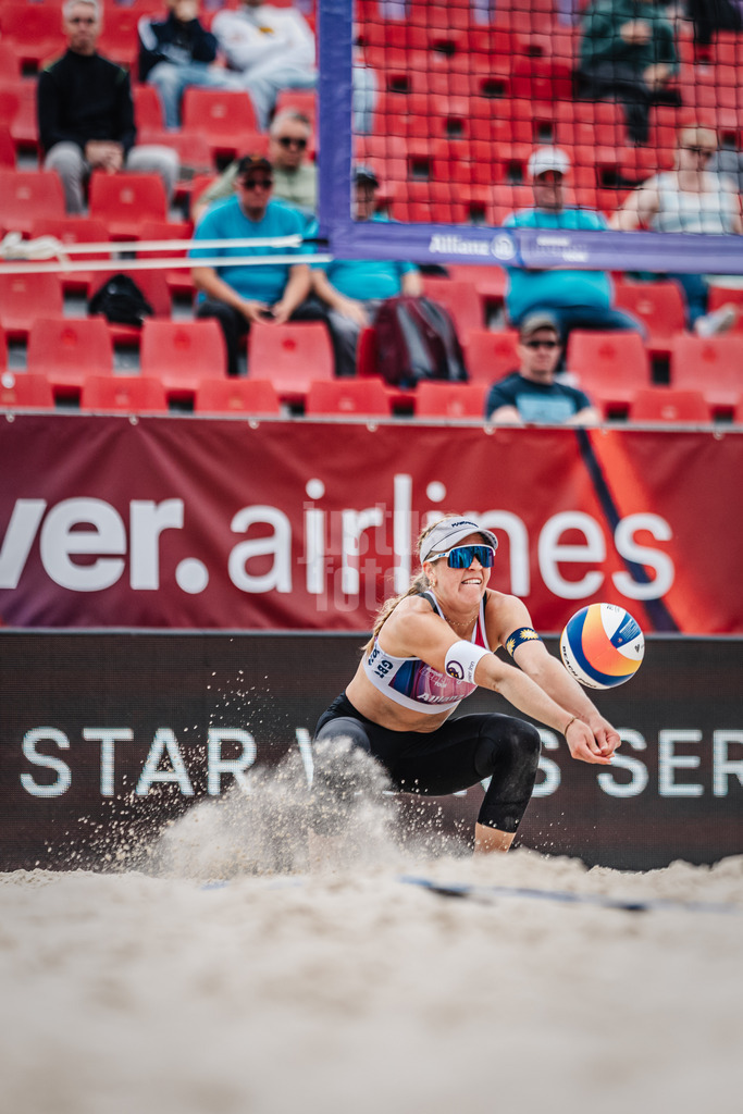 Beachvolleyball | Frauen | German Beach Tour 2024 | Tourstop Bremen | 07.06.2024 | Melanie Paul bei der Annahme