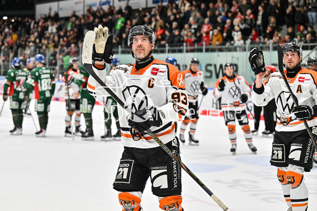 Augsburger Panther - Grizzlys Wolfsburg | AUGSBURG, GERMANY - 15. MARCH: die Spieler der Gäste bedanken sich bei den mitgereisten Fans aus Wolfsburg nach dem Match zwischen den Augsburger Panthern und den Grizzlys Wolfsburg am 52. Spieltag der Penny DEL im Curt Frenzel Stadion / Spencer MACHACEK (Grizzlys Wolfsburg 93)
