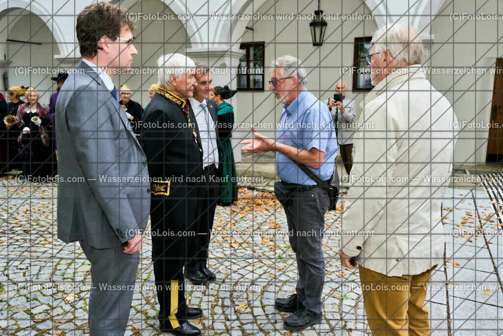 ALP3341_Jeanne de Ferrette_Hoefer-Hildebrand-Walgenwitz | (C)FotoLois.com, Alois Spandl, 700stes Hochzeitsjubiläum - Albrecht II. mit Johanna von Pfirt in Thann (FR) im März 2024. Empfang des Organistionskommitees aus der Region Ferrette (Pfirt)/Thann aus dem Elsass mit Empfang durch die Stadtgemeinde und Bezirkshauptmannschaft Scheibbs im Schloss Scheibbs und anschließender Kranzniederlegung in der Kartausenkirche über der Krypta des Gründerehepaares durch Mitglieder des Templer Ordens im Beisein von Mitgliedern der Goldhaubengruppen, Fr 22. September 2023.