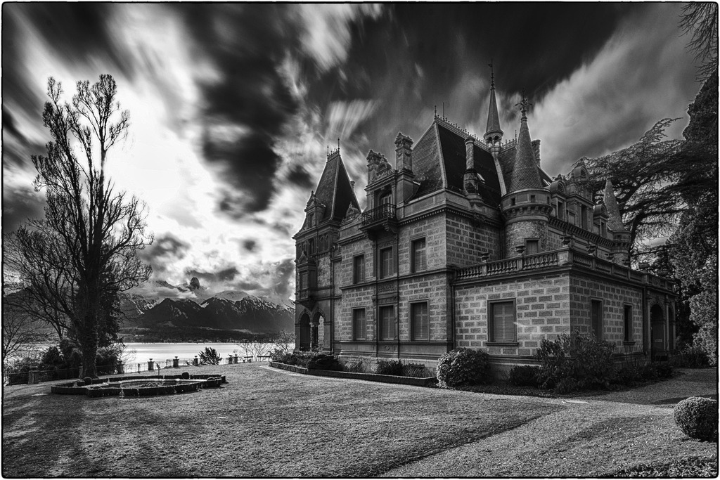 Haunted Hünegg | Langzeitaufnahme des Schlosses Hünegg in Hilterfingen. Das Bild in Schwarzweiss ergibt eine gespenstische Anmutung. 
-----------------------------------------------
Long exposure shot of Hünegg Castle in Hilterfingen. The picture in black and white gives a ghostly impression.
-----------------------------------------------
Dieser Druck ist in einer limitierten Auflage von 5 Exemplaren erhältlich. 
This print is available in a limited edition of 5 copies. 
http://art.hess.photography/22-haunted-huenegg.html - Realisiert mit Pictrs.com