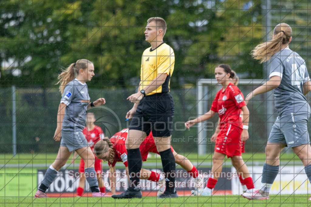 20251004_144137_0517 | #,1.FC Donzdorf (rot) vs. FC Freiburg-St. Georgen (grau), Fussball, EnBW-Oberliga B -Juniorinnen, 04. Spieltag, Saison 2025/2026, Rasenplatz, Lautertal Stadion, Süßener Straße 16, 73072 Donzdorf, 04.10.2025 - 14:00 Uhr,Foto: PhotoPeet-Sportfotografie/Peter Harich