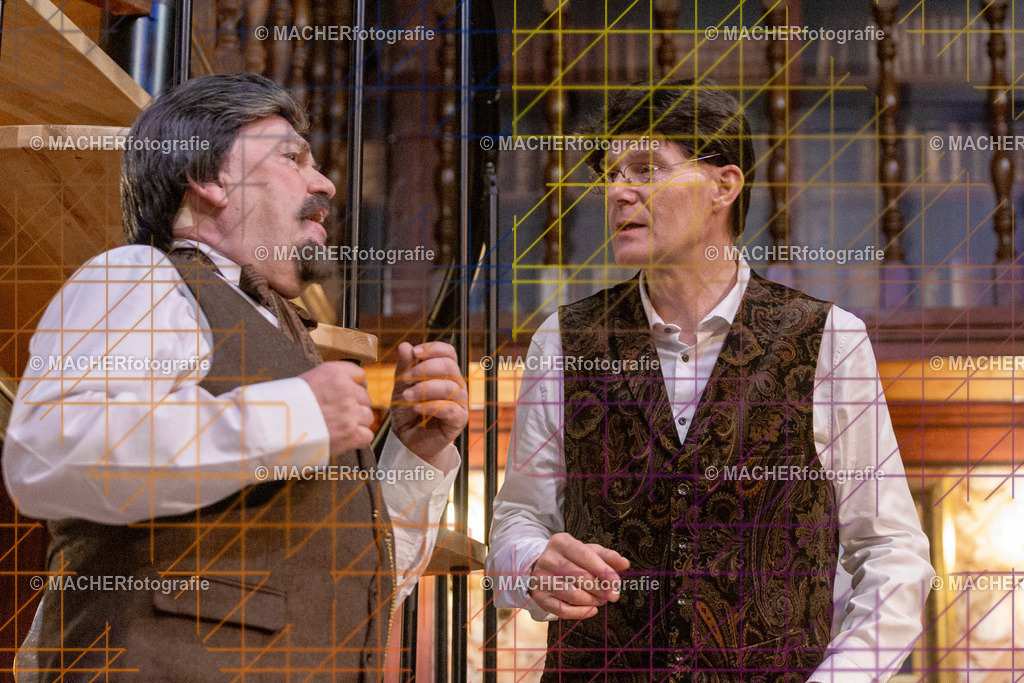 213_MFL-2025 | Portraitbilder von Regisseur; Darsteller; Techniker; Maske; Kostüme; Chor; Musiker; Bilderserie der Generalprobe und der Premierenvorstellung, Szenenbilder; Ausdrucksstudien; Bühnenüberblick; Bühnenkulissen; Pressefotos inkl. Redaktionsfoto Darstellergruppe.