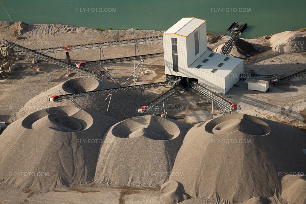 Aerial view: Gravel pit in Gambsheim in the state Bas-Rhin, France.Photo: IMG_30367.jpg taken on 07/09/2010 by Werner Riehm/FLY-FOTO.comResolution of the original: 4752 x 3168 px