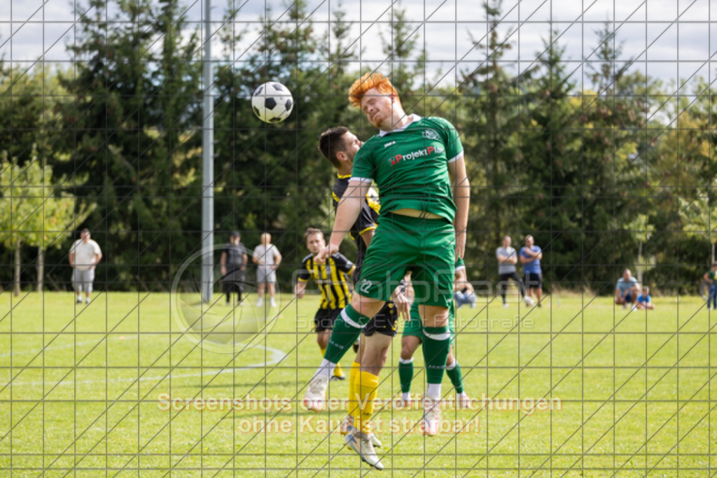 20250831_160701_0077 | #,TSV Ottenbach (gelb) vs. KSG Eislingen (grün), Fussball, Kreisliga A3 - Bezirk Neckar/Fils, 02. Spieltag, Saison 2025/2026, Rasensportplatz Nebenplatz, Im Buchs, 73113 Ottenbach, 31.08.2025 - 15:00 Uhr,Foto: PhotoPeet-Sportfotografie/Peter Harich