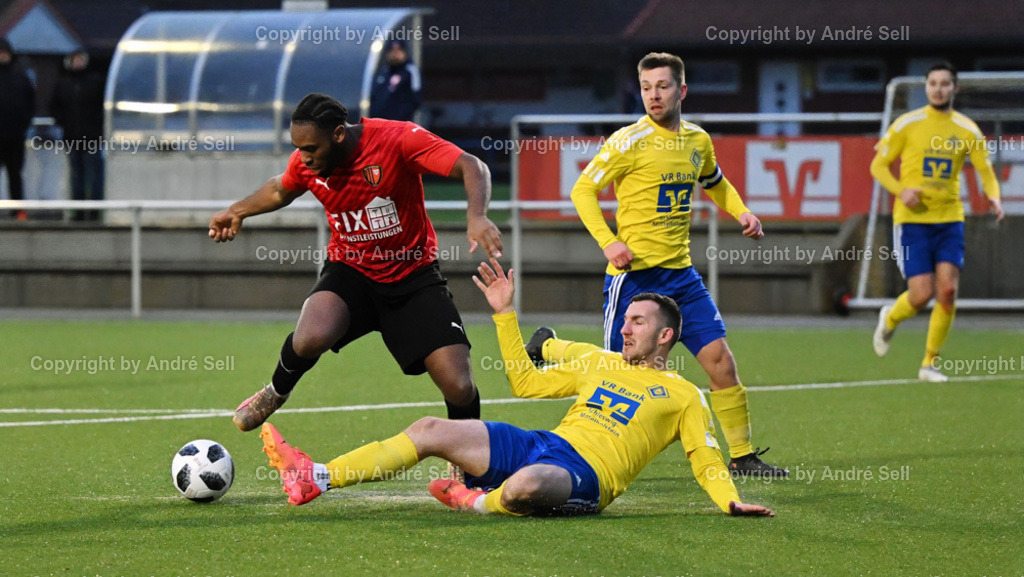 Osterrönfelder TSV vs SSG Rot-Schwarz Kiel | Rune Hardt (OTSV #20) / Chima Iheagwaram (Kiel #9)Fußball-Landesliga Schleswig Männer 2024/2025 / Osterrönfelder TSV vs SSG Rot-Schwarz Kiel / Kunstrasenplatz / Osterrönfeld / 07.12.24 - Realisiert mit Pictrs.com