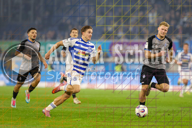 MSV Duisburg vs SV Waldhof Mannheim - 3. Liga | Duisburg, Deutschland, 07.11.25:   Patrick Sussek (MSV Duisburg) und Malte Karbstein (SV Waldhof Mannheim) im Kampf um den Ball waehrend des Spiels der 3. Liga MSV Duisburg vs SV Waldhof Mannheim in der schauinsland-reisen-arena(Foto von Brauer-Fotoagentur / Adrian Schlueter)