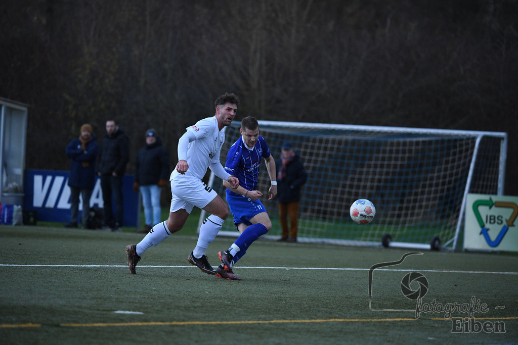 FC Rastede-WSC Frisia | Herren Bezirksliga 2; FC Rastede (blau)-WSC Frisia Wilhelmshaven (weiß) am 30.11.2025 in Rastede (Sportanlage Köttersweg); Photo: Philip Eiben 2025 - Realized with Pictrs.com