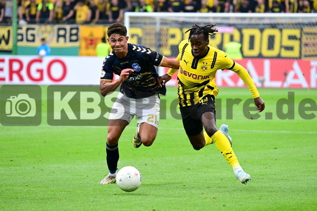 KBS Picture_PhoenixLuebeck-BorDortmund_009 | v.l. Sadrifar Valdemar (Phoenix Luebeck) , Bynoe-Gittens Jamie (Borussia Dortmund) , Sportplatz :  Volksparkstadion, - Realisiert mit Pictrs.com