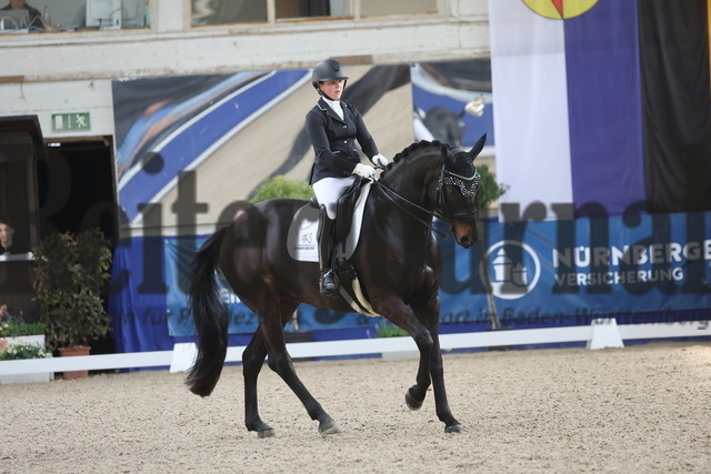 Pforzheim_2024_Prfg.Nr.12_Dressurreiterprfg.Kl.M_Nürnberger-Burgpokal_Leonie Röhrle_Firemark JS (18) | Alle Fotos der Reiterjournal Fotografin Doris Matthaes im Reiterjournal Online-Fotoshop. - Realisiert mit Pictrs.com