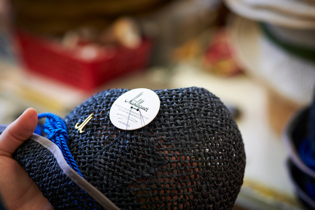 Mühlbauer Hutmanufaktur | WIen, Austria - March 04, 2020; Mühlbauer Hutmanufaktur; Bearbeitung eines Hutes in der Modisterei. - Realisiert mit Pictrs.com