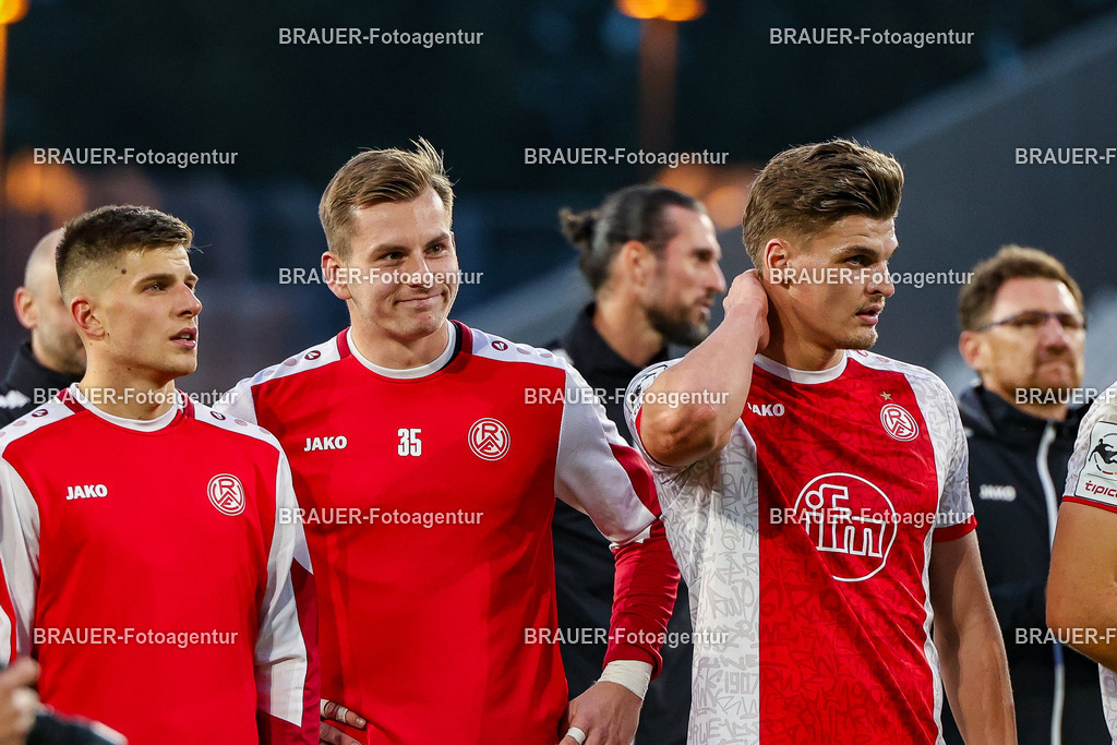 Rot-Weiss Essen - Viktoria Köln - 3.Liga | Essen, Deutschland, 18.10.2025 Michael Kostka  (Rot-Weiss Essen), Felix Wienand  (Rot-Weiss Essen) und Marek Jansen  (Rot-Weiss Essen) stehen vor der Tribüne während des 3.Liga Spiels zwischen Rot-Weiss Essen- Viktoria Köln im Stadion an der Hafenstraße am 01.08.2025 in Essen. (Foto von Timo Bluhmki-Schmidt/ Brauer Fotoagentur