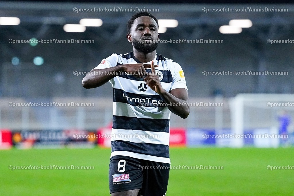 xYDRx06112501027 | 06.11.2025, xydrx, Fußball, Oberliga Westfalen, SG Wattenscheid 09 - FC Eintracht Rheine, Saison 2025 2026, Lohrheidestadion:  orjubel nach dem Tor zum 1:0 für die SG Wattenscheid 09 durch Torschütze Robert Nnaji (SG Wattenscheid 09 #8)