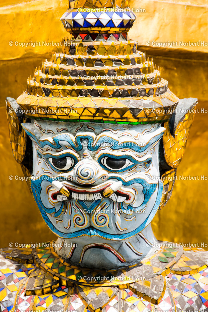 Asien - Thailand | Goldene thailaendische Tempelfiguren im Wat Phra Khaeo in Bangkok - Realisiert mit Pictrs.com