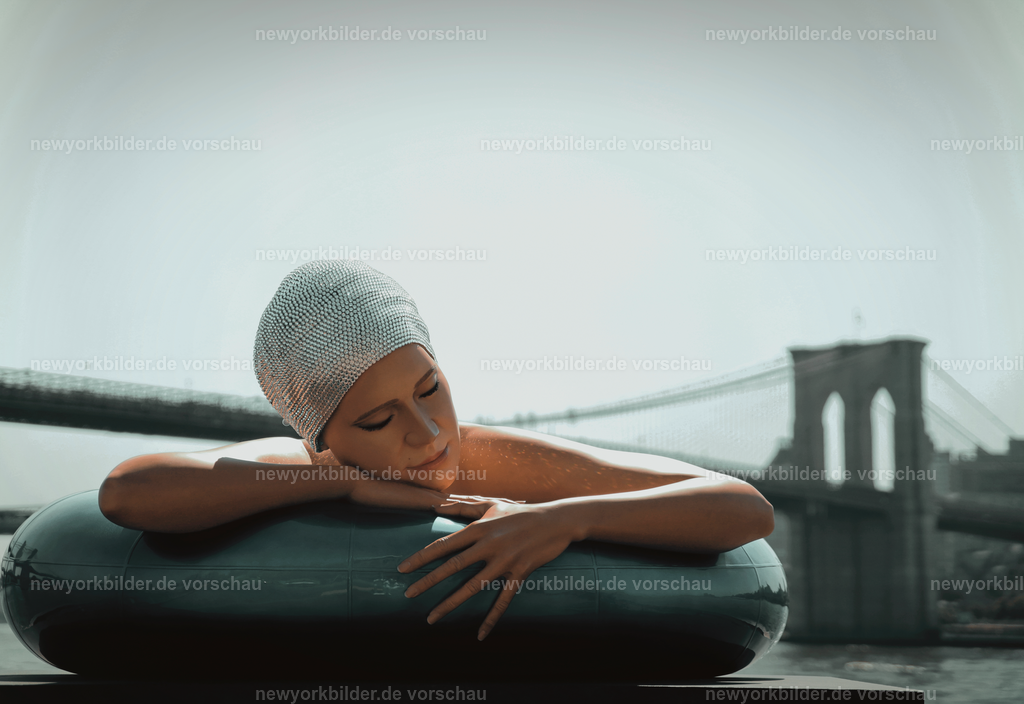 Täuschend echte Skulptur mit der Brooklyn Bridge im Hintergrund | Am Pier von Manhattan offenbart sich ein Kunstwerk, das die Wahrnehmung herausfordert: Auf einer spiegelnden Kugel scheint eine Frau zu sitzen, in Meditation versunken, vollkommen eins mit der Umgebung. Doch wer genauer hinsieht, erkennt – es ist keine echte Person, sondern eine Skulptur, so meisterhaft gestaltet, dass selbst der zweite Blick Zweifel zulässt. Dieses Motiv erzählt von der Kreativität, die New York prägt, und von der Fähigkeit der Kunst, den Alltag zu verwandeln. Die glänzende Kugel reflektiert Himmel und Wasser, während die Figur Ruhe und Harmonie ausstrahlt – ein Kontrast zur pulsierenden Energie der Stadt im Hintergrund. Es ist ein Bild, das Staunen auslöst und die Vielfalt der Metropole sichtbar macht. Hier nochmal mit der berühmten Brooklyn Bridge im Hintergrund
