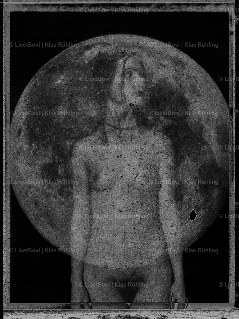 Man on the Moon / Selene | Negative scan of Fuji FP3000B instant film; 2014From the series "Man on the Moon"With Anne Lacht - Realisiert mit Pictrs.com