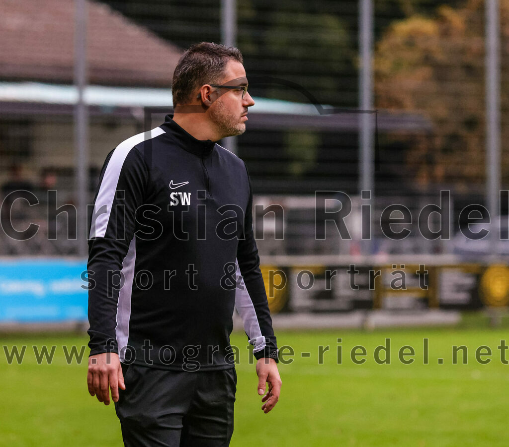 2023-10-07_088_FC_Forstern_gegen_TSV_Schwaben_Augsburg | Forstern, Deutschland, 07.10.2023:
Fußball, Frauen Bayernliga 2023 / 2024, 6. Spieltag, FC Forstern gegen TSV Schwaben Augsburg, Endergebnis: 1:6

Trainer Sebastian Wiese (FC Forstern)

Foto: Christian Riedel / fotografie-riedel.net
