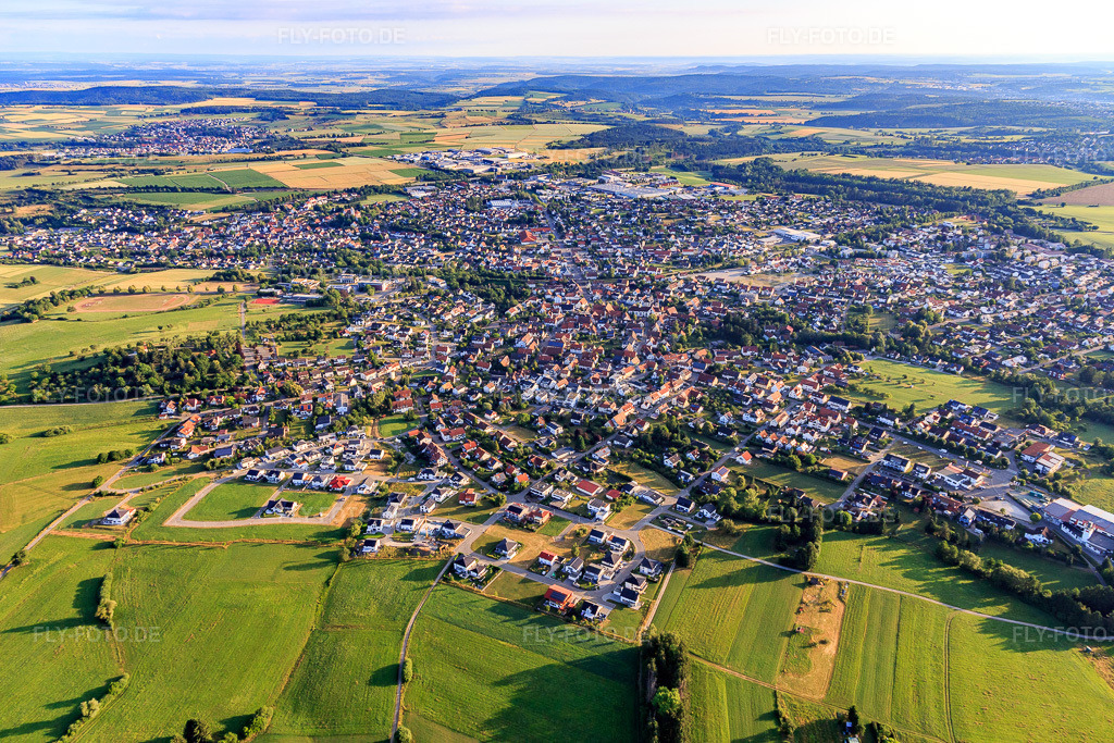 Luftbild: Ortsansicht aus Süden im Ortsteil Steinhofen in Bisingen im Bundesland Baden-Württemberg in Deutschland. Foto: IMG_148853.jpg vom 28.06.2025 durch Werner Riehm/FLY-FOTO.de
