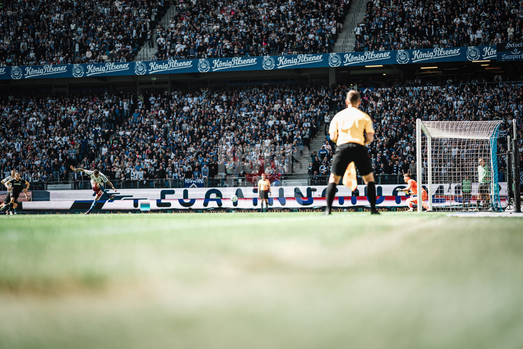 Fußball | Männer | Saison 2024/2025 | 2. Fußball-Bundesliga | 31. Spieltag | Hamburger SV vs. Karlsruher SC | 27.04.2025 | Elfmeter von Davie Selke (#27, HSV) gegen Max Weiß (#1, Karlsruher SC)