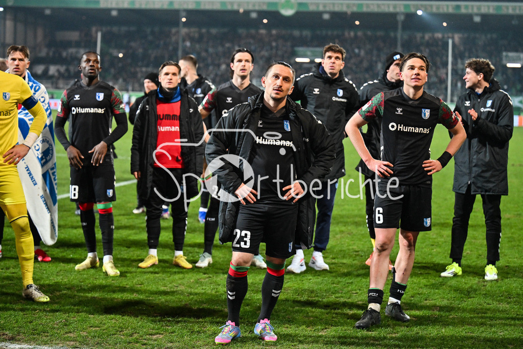 SpVgg Greuther Fürth - 1. FC Magdeburg | FUERTH, GERMANY - 06. FEBRUARY: Die Spieler der Gäste feiern zusammen mit den mitgereisten Fans den 4-5 Auswärtssieg in Fürth nach dem Match zwischen der SpVgg Greuther Fürth und dem 1. FC Magdeburg am 21. Spieltag der 2. Bundesliga im Sportpark Ronhof Thomas Sommer / Baris ATIK (1. FC Magdeburg 23)
