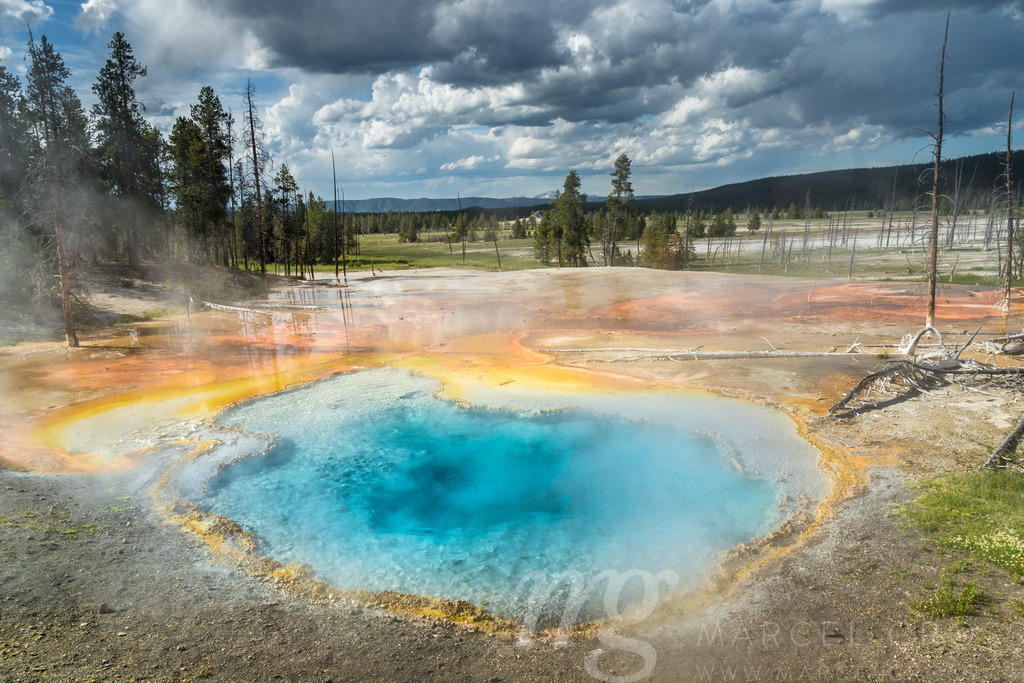 Farbenpracht einer Heissen Quelle im Yellowstone National Park, Wyoming | colorful hot spring in Yellowstone National Park - Realisiert mit Pictrs.com