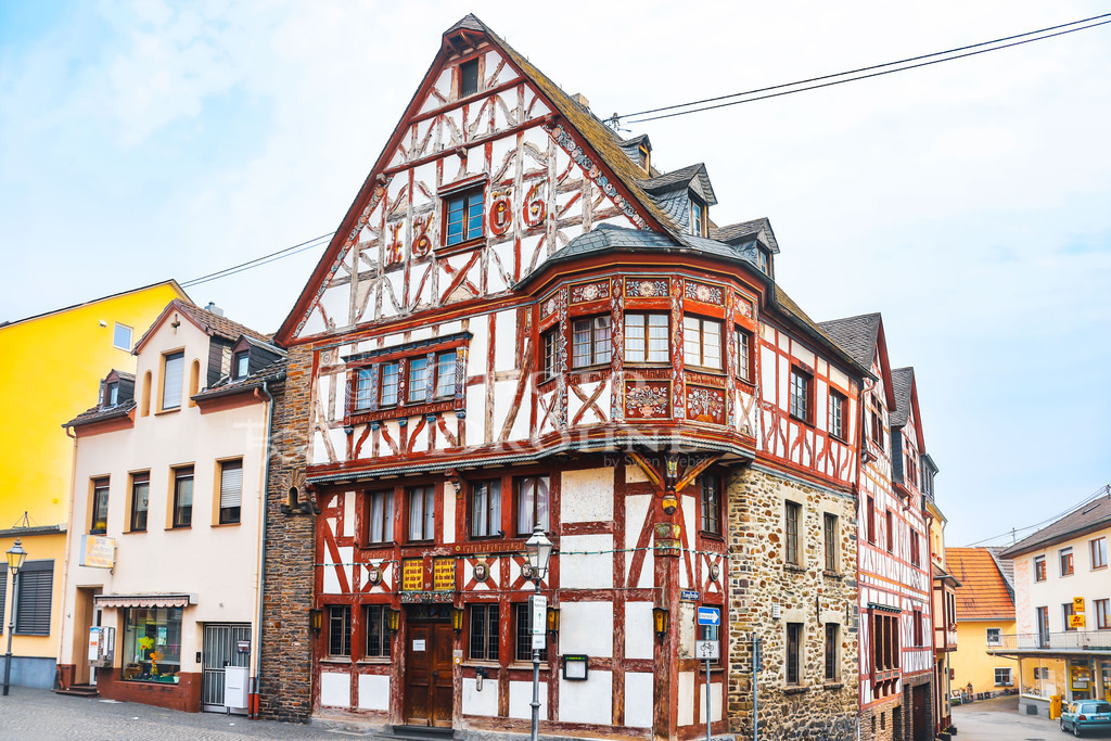 Rhens-5906 | Rhens ist für eine schöne Altstadt mit viel Fachwerk bekannt. - Realisiert mit Pictrs.com