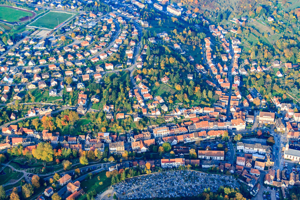 Vue aérienne: Vue de la ville depuis le sud-ouest à Niederbronn-les-Bains dans le département Bas Rhin, France – .Photo: IMG_54156.jpg prise le 21/10/2012 par Werner Riehm/FLY-FOTO.eu – Résolution de l'original: 4440 x 2960 px