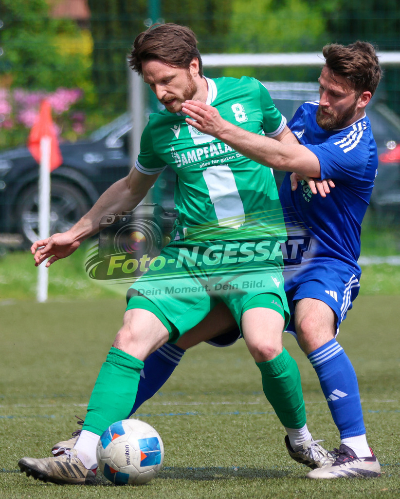 Bünder SV - SV Enger-Westerenger, | Auf dem Bild zu sehen: grün Bünder SV: Denis Müller ; blau SV Enger-Westerenger: Danny Alves-Rei Bünder SV, SV Enger-Westerenger, Saison 25/26, Kreisliga A, Bünde, Deutschland - Realisiert mit Pictrs.com